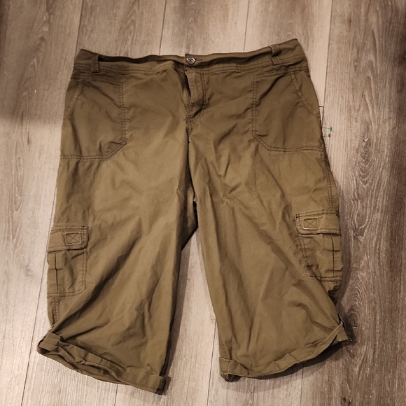 Lane Bryant Olive Green Cargo Capri Pants - Picture 1 of 5